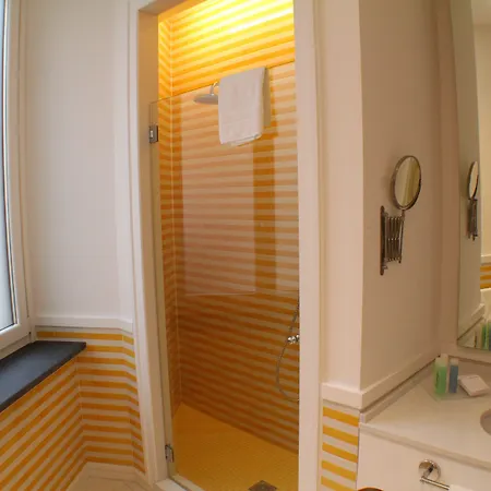 パラッゾ ヤヌツィー レライス