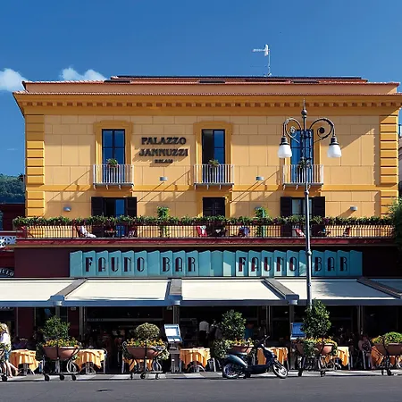 ゲストハウス パラッゾ ヤヌツィー レライス