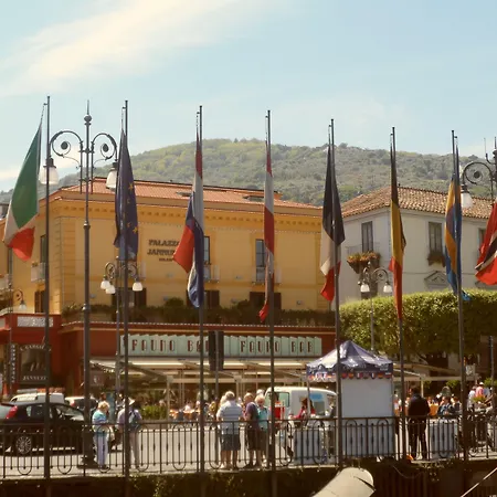 パラッゾ ヤヌツィー レライス