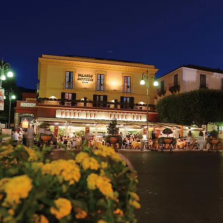 パラッゾ ヤヌツィー レライス ゲストハウス 4*